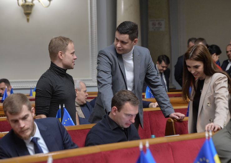 Пленарне засідання Верховної Ради України.

Верховна Рада ухвалила в цілому законопроєкт № 8008 щодо захисту фінансової системи України від дій держави, яка здійснює збройну агресію проти України. Документ підтримали 316 нардепів.

Згідно із законопроєктом, зокрема, передбачено:
- недопущення до керівництва та управління суб’єктами первинного фінансового моніторингу осіб, які є громадянами РФ;
- розширення переліку високоризикових клієнтів громадянами та юридичними особами, які є резидентами РФ, та/або діяльність, яких пов’язана з нею;
- встановлення обов’язку для суб’єктів первинного фінансового моніторингу звітувати в Держфінмоніторинг про порогові операції з суб’єктами, пов’язаними з РФ.
