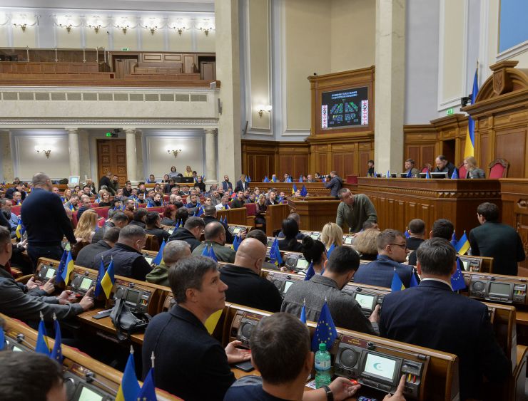 Пленарне засідання Верховної Ради України.

Верховна Рада ухвалила в цілому законопроєкт № 8008 щодо захисту фінансової системи України від дій держави, яка здійснює збройну агресію проти України. Документ підтримали 316 нардепів.

Згідно із законопроєктом, зокрема, передбачено:
- недопущення до керівництва та управління суб’єктами первинного фінансового моніторингу осіб, які є громадянами РФ;
- розширення переліку високоризикових клієнтів громадянами та юридичними особами, які є резидентами РФ, та/або діяльність, яких пов’язана з нею;
- встановлення обов’язку для суб’єктів первинного фінансового моніторингу звітувати в Держфінмоніторинг про порогові операції з суб’єктами, пов’язаними з РФ.
