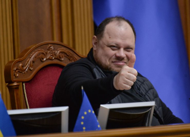 Пленарне засідання Верховної Ради України.

Верховна Рада ухвалила в цілому законопроєкт № 8008 щодо захисту фінансової системи України від дій держави, яка здійснює збройну агресію проти України. Документ підтримали 316 нардепів.

Згідно із законопроєктом, зокрема, передбачено:
- недопущення до керівництва та управління суб’єктами первинного фінансового моніторингу осіб, які є громадянами РФ;
- розширення переліку високоризикових клієнтів громадянами та юридичними особами, які є резидентами РФ, та/або діяльність, яких пов’язана з нею;
- встановлення обов’язку для суб’єктів первинного фінансового моніторингу звітувати в Держфінмоніторинг про порогові операції з суб’єктами, пов’язаними з РФ.
