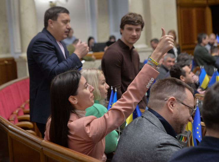 Пленарне засідання Верховної Ради України.

Верховна Рада ухвалила в цілому законопроєкт № 8008 щодо захисту фінансової системи України від дій держави, яка здійснює збройну агресію проти України. Документ підтримали 316 нардепів.

Згідно із законопроєктом, зокрема, передбачено:
- недопущення до керівництва та управління суб’єктами первинного фінансового моніторингу осіб, які є громадянами РФ;
- розширення переліку високоризикових клієнтів громадянами та юридичними особами, які є резидентами РФ, та/або діяльність, яких пов’язана з нею;
- встановлення обов’язку для суб’єктів первинного фінансового моніторингу звітувати в Держфінмоніторинг про порогові операції з суб’єктами, пов’язаними з РФ.
