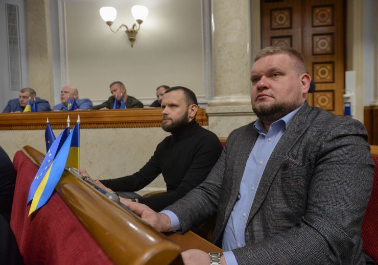 Пленарне засідання Верховної Ради України.

Верховна Рада ухвалила в цілому законопроєкт № 8008 щодо захисту фінансової системи України від дій держави, яка здійснює збройну агресію проти України. Документ підтримали 316 нардепів.

Згідно із законопроєктом, зокрема, передбачено:
- недопущення до керівництва та управління суб’єктами первинного фінансового моніторингу осіб, які є громадянами РФ;
- розширення переліку високоризикових клієнтів громадянами та юридичними особами, які є резидентами РФ, та/або діяльність, яких пов’язана з нею;
- встановлення обов’язку для суб’єктів первинного фінансового моніторингу звітувати в Держфінмоніторинг про порогові операції з суб’єктами, пов’язаними з РФ.
