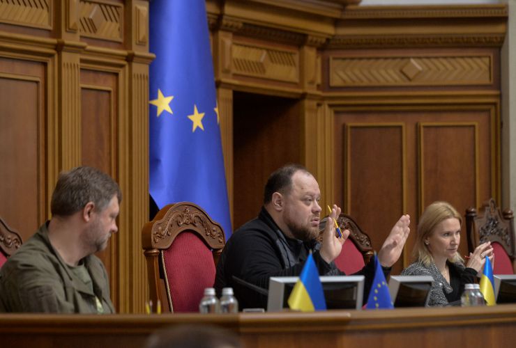 Пленарне засідання Верховної Ради України.

Верховна Рада ухвалила в цілому законопроєкт № 8008 щодо захисту фінансової системи України від дій держави, яка здійснює збройну агресію проти України. Документ підтримали 316 нардепів.

Згідно із законопроєктом, зокрема, передбачено:
- недопущення до керівництва та управління суб’єктами первинного фінансового моніторингу осіб, які є громадянами РФ;
- розширення переліку високоризикових клієнтів громадянами та юридичними особами, які є резидентами РФ, та/або діяльність, яких пов’язана з нею;
- встановлення обов’язку для суб’єктів первинного фінансового моніторингу звітувати в Держфінмоніторинг про порогові операції з суб’єктами, пов’язаними з РФ.
