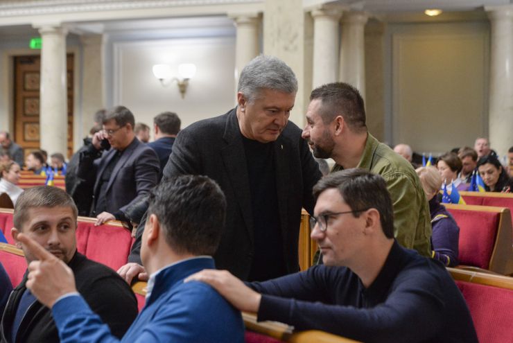 Пленарне засідання Верховної Ради України.

Верховна Рада ухвалила в цілому законопроєкт № 8008 щодо захисту фінансової системи України від дій держави, яка здійснює збройну агресію проти України. Документ підтримали 316 нардепів.

Згідно із законопроєктом, зокрема, передбачено:
- недопущення до керівництва та управління суб’єктами первинного фінансового моніторингу осіб, які є громадянами РФ;
- розширення переліку високоризикових клієнтів громадянами та юридичними особами, які є резидентами РФ, та/або діяльність, яких пов’язана з нею;
- встановлення обов’язку для суб’єктів первинного фінансового моніторингу звітувати в Держфінмоніторинг про порогові операції з суб’єктами, пов’язаними з РФ.
