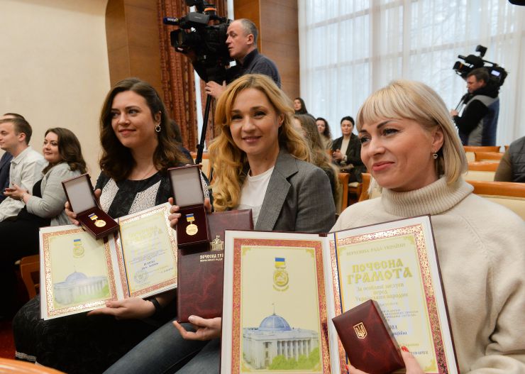 Голова Верховної Ради України Руслан Стефанчук нагородив Почесною грамотою та Грамотою Верховної Ради України працівників засобів масової інформації за вагомий особистий внесок у розвиток інформаційного простору незалежної України, проявлену мужність, професійну майстерність при об’єктивному і оперативному висвітленні суспільно-політичних подій в умовах воєнного стану. 
У своєму виступі під час церемонії Голова Українського парламенту підкреслив символічність того, що зустріч та нагородження відбуваються у чергову річницю Дня Гідності та Свободи.
