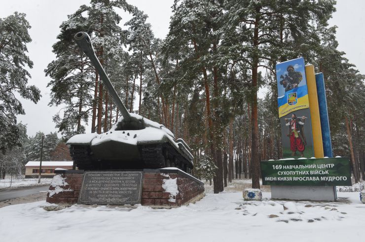 На базі 169-го Навчального центру Сухопутних військ Збройних Сил України імені Князя Ярослава Мудрого щоденно наші доблесні 
воїни ЗСУ проводять тренування з вогневої та тактичної підготовки. Адже від набутих знань багато залежить на полі бою. Рядовий Борис Драч з Івано-Франківська недавно призвався до війська годинами проводить на стрільбах.
 До проведення практичних занять залучені інструктори Навчального центру. Всі заняття організовано в комплексі з іншими військовими дисциплінами. Для цього у військовій частині розгорнуті навчальні місця з тактичної медицини, інженерної підготовки, зв’язку тощо. Інструктор-контактник з Полтавської області вже понад 10 років вчить підлеглих вести прицільну стрільбу зрізних видів зброї. Проходять у Навчального центру підготовку також майбутні офіцери запасу військових кафедр. Студенти навчаються влучно прицілюватися та вражати з АК-74 та ПМ різні мішені, одиночні та групові цілі, кулеметні розрахунки. Для боротьби з танками та іншою броньованою технікою інструктори навчаютьзастосовувати реактивні протитанкові гранатомети.
Найбільш видовнішими проходять стрільби з танка. Командир роти майор Олег Пльонсак з Вінничини показав журналістам майстерність та злагодженість екіпажу.Всі ворожі цілі були знищені.На полігоні від подякував за відміну стрільбу танкіста Дениса Клочка з Дніпра та Богдана Скібенка інструктора з водіння (Кривий Ріг).У майора Олег Пльонсака вдома чекають дружина та син. Вони впевнені у Перемогу тому що українці чудові воїни і незламна нація. 
