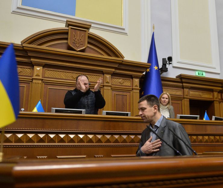 Пленарне засідання Верховної Ради України.

Під час пленарного засідання у Верховні Раді виступив голова центристської партії Естонії Юрі Ратас.

Серед визначених до розгляду питань порядку денному були законопроекти, ухвалення яких необхідне для нашої європейської інтеграції. Одним із ключових з них є проект закону про національні меншини (спільноти) України (№ 8224). Ще один важливий документ -- зміни до деяких законодавчих актів  щодо вдосконалення порядку відбору  кандидатур на посаду судді Конституційного Суду на конкурсних засадах (№ 7662). А також дискусійний проект закону про медіа (№ 2693-Д).

Як зауважив напередодні Перший заступник Голови Верховної Ради Олександр Корнієнко, із першими двома законопроектами в залі не мало б виникнути проблем, оскільки парламентаріям вдалося досягнути консенсусу під час підготовки їх до розгляду в сесійній залі. А от до медійного законопроекту надійшло майже три тисячі поправок. Тож є над чим працювати.
