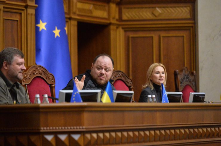 Голова Верховної Ради України Руслан Стефанчук, Перший заступний Голови Верховної Ради України Олександр Корнієнко, заступниця Голови Верховної Ради України Олена Кондратюк, Керівник  Апарату Верховної Ради України Вячеслав Штучний привітали працівників апарату з Новим Роком. Подякували за самовіддану працю у цей нелегкий воєнний час. Саме апарат демонстрував стабільну роботу, що забезпечувало прийняття народними депутати великий обсяг законодавчих документів, зокрема тих, що торують шлях у європейську спільному. Очільники парламенту побажали усім перемоги у наступному році,  родинного затишку, успіхів в роботі.