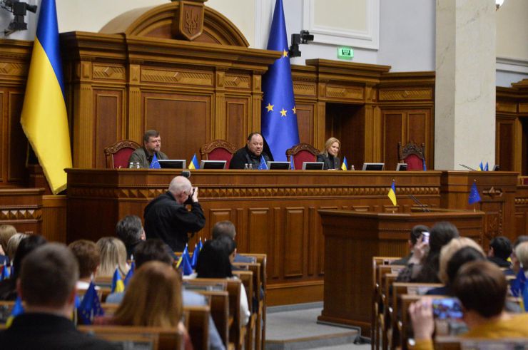 Голова Верховної Ради України Руслан Стефанчук, Перший заступний Голови Верховної Ради України Олександр Корнієнко, заступниця Голови Верховної Ради України Олена Кондратюк, Керівник  Апарату Верховної Ради України Вячеслав Штучний привітали працівників апарату з Новим Роком. Подякували за самовіддану працю у цей нелегкий воєнний час. Саме апарат демонстрував стабільну роботу, що забезпечувало прийняття народними депутати великий обсяг законодавчих документів, зокрема тих, що торують шлях у європейську спільному. Очільники парламенту побажали усім перемоги у наступному році,  родинного затишку, успіхів в роботі.