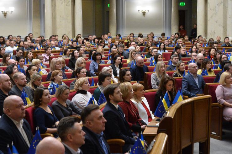Голова Верховної Ради України Руслан Стефанчук, Перший заступний Голови Верховної Ради України Олександр Корнієнко, заступниця Голови Верховної Ради України Олена Кондратюк, Керівник  Апарату Верховної Ради України Вячеслав Штучний привітали працівників апарату з Новим Роком. Подякували за самовіддану працю у цей нелегкий воєнний час. Саме апарат демонстрував стабільну роботу, що забезпечувало прийняття народними депутати великий обсяг законодавчих документів, зокрема тих, що торують шлях у європейську спільному. Очільники парламенту побажали усім перемоги у наступному році,  родинного затишку, успіхів в роботі.