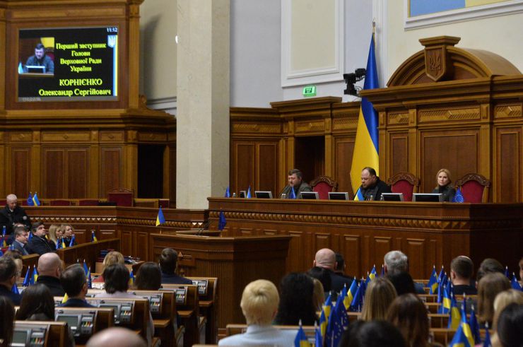 Голова Верховної Ради України Руслан Стефанчук, Перший заступний Голови Верховної Ради України Олександр Корнієнко, заступниця Голови Верховної Ради України Олена Кондратюк, Керівник  Апарату Верховної Ради України Вячеслав Штучний привітали працівників апарату з Новим Роком. Подякували за самовіддану працю у цей нелегкий воєнний час. Саме апарат демонстрував стабільну роботу, що забезпечувало прийняття народними депутати великий обсяг законодавчих документів, зокрема тих, що торують шлях у європейську спільному. Очільники парламенту побажали усім перемоги у наступному році,  родинного затишку, успіхів в роботі.