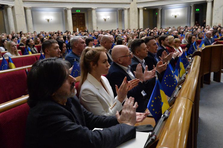 Голова Верховної Ради України Руслан Стефанчук, Перший заступний Голови Верховної Ради України Олександр Корнієнко, заступниця Голови Верховної Ради України Олена Кондратюк, Керівник  Апарату Верховної Ради України Вячеслав Штучний привітали працівників апарату з Новим Роком. Подякували за самовіддану працю у цей нелегкий воєнний час. Саме апарат демонстрував стабільну роботу, що забезпечувало прийняття народними депутати великий обсяг законодавчих документів, зокрема тих, що торують шлях у європейську спільному. Очільники парламенту побажали усім перемоги у наступному році,  родинного затишку, успіхів в роботі.