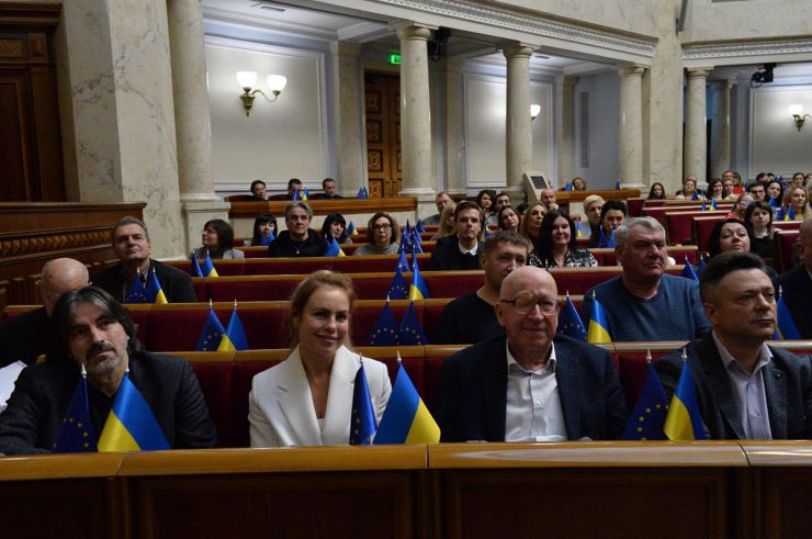 Голова Верховної Ради України Руслан Стефанчук, Перший заступний Голови Верховної Ради України Олександр Корнієнко, заступниця Голови Верховної Ради України Олена Кондратюк, Керівник  Апарату Верховної Ради України Вячеслав Штучний привітали працівників апарату з Новим Роком. Подякували за самовіддану працю у цей нелегкий воєнний час. Саме апарат демонстрував стабільну роботу, що забезпечувало прийняття народними депутати великий обсяг законодавчих документів, зокрема тих, що торують шлях у європейську спільному. Очільники парламенту побажали усім перемоги у наступному році,  родинного затишку, успіхів в роботі.