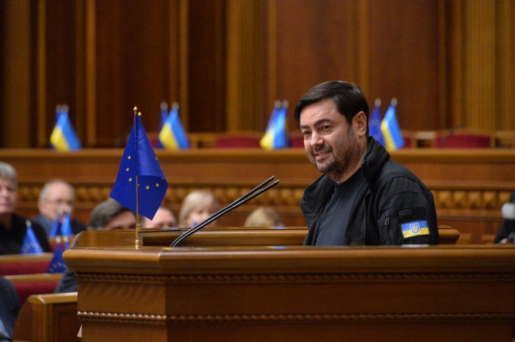 Голова Верховної Ради України Руслан Стефанчук, Перший заступний Голови Верховної Ради України Олександр Корнієнко, заступниця Голови Верховної Ради України Олена Кондратюк, Керівник  Апарату Верховної Ради України Вячеслав Штучний привітали працівників апарату з Новим Роком. Подякували за самовіддану працю у цей нелегкий воєнний час. Саме апарат демонстрував стабільну роботу, що забезпечувало прийняття народними депутати великий обсяг законодавчих документів, зокрема тих, що торують шлях у європейську спільному. Очільники парламенту побажали усім перемоги у наступному році,  родинного затишку, успіхів в роботі.