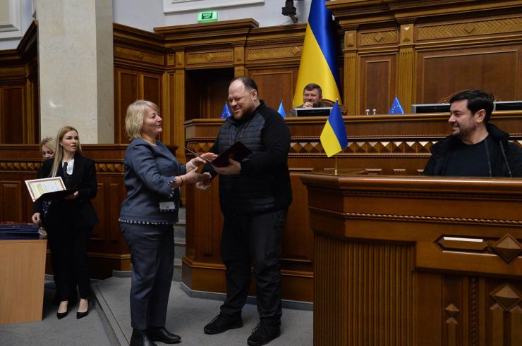 Голова Верховної Ради України Руслан Стефанчук, Перший заступний Голови Верховної Ради України Олександр Корнієнко, заступниця Голови Верховної Ради України Олена Кондратюк, Керівник  Апарату Верховної Ради України Вячеслав Штучний привітали працівників апарату з Новим Роком. Подякували за самовіддану працю у цей нелегкий воєнний час. Саме апарат демонстрував стабільну роботу, що забезпечувало прийняття народними депутати великий обсяг законодавчих документів, зокрема тих, що торують шлях у європейську спільному. Очільники парламенту побажали усім перемоги у наступному році,  родинного затишку, успіхів в роботі.