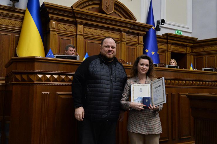 Голова Верховної Ради України Руслан Стефанчук, Перший заступний Голови Верховної Ради України Олександр Корнієнко, заступниця Голови Верховної Ради України Олена Кондратюк, Керівник  Апарату Верховної Ради України Вячеслав Штучний привітали працівників апарату з Новим Роком. Подякували за самовіддану працю у цей нелегкий воєнний час. Саме апарат демонстрував стабільну роботу, що забезпечувало прийняття народними депутати великий обсяг законодавчих документів, зокрема тих, що торують шлях у європейську спільному. Очільники парламенту побажали усім перемоги у наступному році,  родинного затишку, успіхів в роботі.