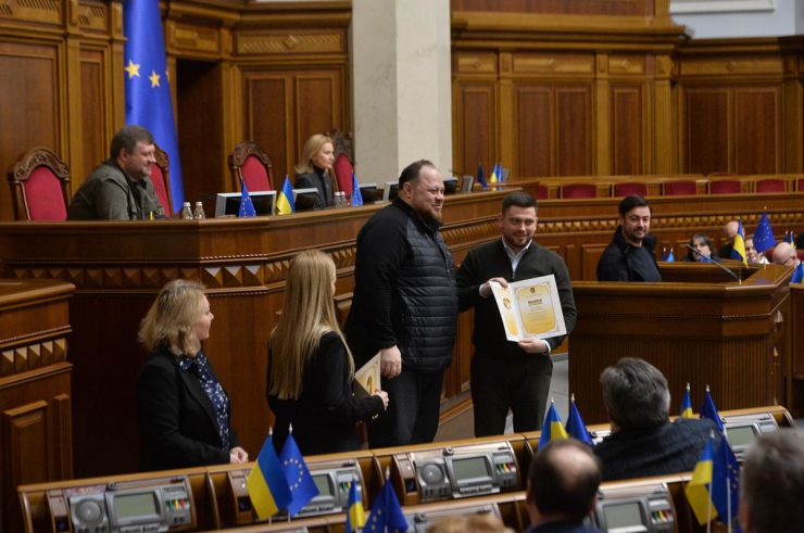 Голова Верховної Ради України Руслан Стефанчук, Перший заступний Голови Верховної Ради України Олександр Корнієнко, заступниця Голови Верховної Ради України Олена Кондратюк, Керівник  Апарату Верховної Ради України Вячеслав Штучний привітали працівників апарату з Новим Роком. Подякували за самовіддану працю у цей нелегкий воєнний час. Саме апарат демонстрував стабільну роботу, що забезпечувало прийняття народними депутати великий обсяг законодавчих документів, зокрема тих, що торують шлях у європейську спільному. Очільники парламенту побажали усім перемоги у наступному році,  родинного затишку, успіхів в роботі.