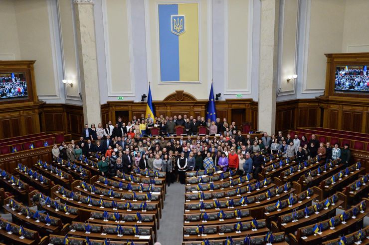 Голова Верховної Ради України Руслан Стефанчук, Перший заступний Голови Верховної Ради України Олександр Корнієнко, заступниця Голови Верховної Ради України Олена Кондратюк, Керівник  Апарату Верховної Ради України Вячеслав Штучний привітали працівників апарату з Новим Роком. Подякували за самовіддану працю у цей нелегкий воєнний час. Саме апарат демонстрував стабільну роботу, що забезпечувало прийняття народними депутати великий обсяг законодавчих документів, зокрема тих, що торують шлях у європейську спільному. Очільники парламенту побажали усім перемоги у наступному році,  родинного затишку, успіхів в роботі.