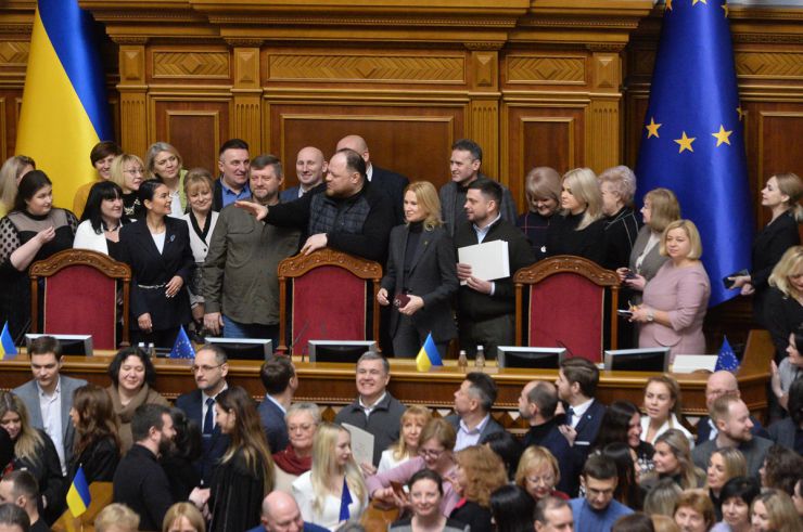 Голова Верховної Ради України Руслан Стефанчук, Перший заступний Голови Верховної Ради України Олександр Корнієнко, заступниця Голови Верховної Ради України Олена Кондратюк, Керівник  Апарату Верховної Ради України Вячеслав Штучний привітали працівників апарату з Новим Роком. Подякували за самовіддану працю у цей нелегкий воєнний час. Саме апарат демонстрував стабільну роботу, що забезпечувало прийняття народними депутати великий обсяг законодавчих документів, зокрема тих, що торують шлях у європейську спільному. Очільники парламенту побажали усім перемоги у наступному році,  родинного затишку, успіхів в роботі.
