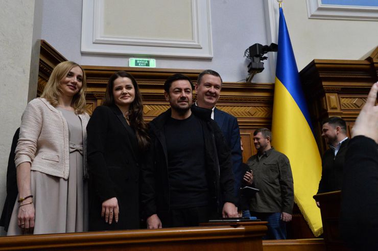 Голова Верховної Ради України Руслан Стефанчук, Перший заступний Голови Верховної Ради України Олександр Корнієнко, заступниця Голови Верховної Ради України Олена Кондратюк, Керівник  Апарату Верховної Ради України Вячеслав Штучний привітали працівників апарату з Новим Роком. Подякували за самовіддану працю у цей нелегкий воєнний час. Саме апарат демонстрував стабільну роботу, що забезпечувало прийняття народними депутати великий обсяг законодавчих документів, зокрема тих, що торують шлях у європейську спільному. Очільники парламенту побажали усім перемоги у наступному році,  родинного затишку, успіхів в роботі.