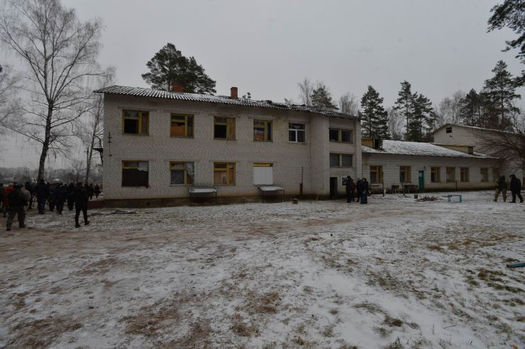 
Делегація  Латвійської Республіки на чолі з Головою Сейму Латвійської Республіки паном Едвардсом Смілтенсом відвідала села Іванівка та Ягідне Чернігівської області. Їх супроводжувала заступниця Голови Верховної Ради України Олена Кондратюк. 
У селі Ягідному латвійці зустрілись з мешканцями, яким під час окупації довелось сидіти у сучасному російському концтаборі, в який вони перетворили школу. 


Валентина Данилова розповідає, що в підвалах сиділи з 3 до 30 березня. А 31 березня зайшли наші вже. Було холодно. Було забито людьми. Стояли стільчики маленькі і ми на них день і ніч сиділи. Тут були мами з маленькими дітками. Подумайте, якщо ви їдете в автобусі і сидите, хай може 5 годин чи навіть добу, як ви себе почуваєте. Це дуже тяжко. А я 28 днів так сиділа. Ноги поопухали, були товсті. У сусідки моєї взагалі криваві були, сукровиця тікла. Валентина, їй 60 років, була тут з 83 – річною мамою і чоловіком, йому 60 теж. Перші дні нам ще дозволяли виходити. Чого вони нас тут тримають – вони нам нічого не пояснювали. Просто зігнали всіх сюди. Перше, що вони сказали – ми вас прийшли рятувати. Я кажу – як?! Від кого?! Поки вас не було тут ніхто не стріляв. Біля мого будинку поставили міномети, стріляли на Чернігів. У мене мама з Донбасу приїхала, там теж була війна. Вона казала, що нас зараз можуть розстріляти. Було страшно. Командували російські офіцери. Чули їхні позивні «Глухий», «Паук», «Клен» - всі слов’яни. «Глухий» кичився, що в нього  дід Глущенко з Житомирської області, я так розумію, що і в нього було прізвище Глущенко, ходив тут за старшого, командував. Їли ми спочатку що в кого було. У мене був батон. Але їсти не хотілося, тошнота така була. А на третій день наші молодші хлопці й дівчата організували кухню нагорі. В школі в їдальні взяли каструлі, поставили цеглини, розвели багаття. Варили нам їсти, коли двічі в день могли погодувати, коли раз. Якусь кашу, якийсь суп. Світла тут не було. Зробили світильник із пластикової пляшки і вставили туди свічечку. 



У підвалі через нелюдські умови – відсутність достатнього простору, санітарних умов, доступу до повітря, їжі, води – померли 10 літніх людей. Також встановлено, що сімох жителів села загарбники розстріляли.

На дверях концтабору ХХІ століття жителі села вели календар, а поруч – писали імена загиблих. Праворуч – прізвища людей, які тут же померли, ліворуч – тих, кого росіяни розстріляли.

Анатолій Матюха-70 років, дружина Тамара -66 років, донька Таня, внуки Данило й Саша -7 і 9 років – всі сиділи в цих підвалах. Спали на підлозі, на ящиках. Їсти давали мало.

Володимир Рень- 65 років, теж сидів. Все село сиділо 341 чоловік. Як оселедці в банці. Жінка вже давно вже в Італії, діти в Чернігові – два хлопці. Володимир ховався в погребі, до того як усіх забрали в підвал. Каже, що вибили двері, кинули гранату в погріб. Він ховався за стіною і так залишився живим. Також розповідає, що стояв у кацапів великий автомобіль зі снарядами. «Наші поцілили точно в нього, такий вибух був… Як вони попали, чи хтось підказав…»
