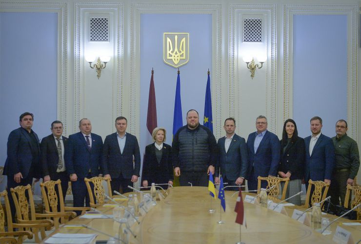 Голова Верховної Ради України Руслан Стефанчук зустрівся з урядовою делегацією Латвійської Республіки на чолі із Міністеркою оборони Латвії Інарою Мурнієце.  
Голова Українського Парламенту щиро подякував своїй колишній колезі за сталу підтримку на посту Спікера Саейми Латвії та нагадав, що Латвія – одна з тих країн, які перебувають на передовій допомоги Україні від самого початку повномасштабної агресії росії.
