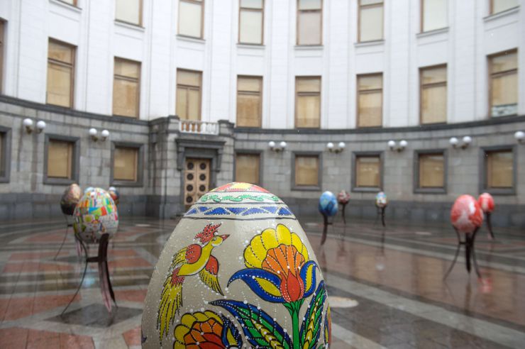 У Верховній Раді України відкрилася виставка врятованої частини унікальних писанок «Писанки відродження». У внутрішньому дворику Верховної Ради України відкрилася виставка врятованої частини унікальної колекції писанок, що демонструвалася у зруйнованому окупантами «Добропарку» у Макарівському районі на Київщині. Презентовані в Українському Парламенті «Писанки відродження» були експонатами Всеукраїнського фестивалю писанок у Києві, який бере свій початок із 2016 року. Головною метою незвичайного арт-перформансу була підтримка і популяризація українських народних традицій, розвиток народного мистецтва, вивчення культури та історії Українського народу.У 2016 році 374 художники з усієї країни розписували метрові полотна у формі яєць, які були представлені на Софійській площі у Києві. А вже у 2017 році експозиція нараховувала 585 писанок. У 2019-2022 роках постійним місцем виставки писанок став унікальний дендропарк «Добропарк», що на Київщині. До початку повномасштабного вторгнення тут демонструвалося  більше 800 писанок та арт-об’єктів. У перші дні війни ворог нещадно завдав удару по «Добропарку», де перебувало у цей час більшість писанок. Нині, з-понад 800 арт-об’єктів, вціліли лише 120, частина з яких сьогодні експонується у внутрішньому дворику Верховної Ради України. Експозиція підготовлена в межах всеукраїнського проекту PYSANKA.REBORN разом із комунікаційним агентством AVERINA та «Добропарк» спільно з Апаратом Верховної Ради України.

