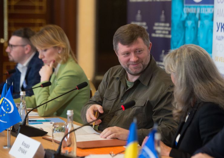 Перший заступник Голови Верховної Ради України Олександр Корнієнко взяв участь у круглому столі «Добре демократичне врядування в Україні: досягнення, виклики та шлях вперед у повоєнний період».
У межах заходу Україна та Рада Європи підписали Спільну декларацію щодо доброго демократичного врядування у частині місцевого самоврядування. «Це визначатиме впровадження наступних етапів реформи децентралізації», - зауважив Олександр Корнієнко.
До заходу також доєдналися народні депутати України: Голова Комітету організації державної влади, місцевого самоврядування, регіонального розвитку та містобудування Олена Шуляк, голова підкомітету з питань адміністративно-територіального устрою Комітету з питань організації державної влади, місцевого самоврядування, регіонального розвитку та містобудування Віталій Безгін, член Комітету з питань організації державної влади, місцевого самоврядування, регіонального розвитку та містобудування Андрій Клочко, голова підкомітету з питань виборів, референдумів та інших форм безпосередньої демократії Комітету з питань організації державної влади, місцевого самоврядування, регіонального розвитку та містобудування Аліна Загоруйко та голова підкомітету з питань адміністративних послуг та адміністративних процедур Комітету з питань організації державної влади, місцевого самоврядування, регіонального розвитку та містобудування Лариса Білозір.
Клаудіа Лучані
