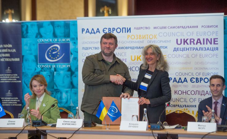 Перший заступник Голови Верховної Ради України Олександр Корнієнко взяв участь у круглому столі «Добре демократичне врядування в Україні: досягнення, виклики та шлях вперед у повоєнний період».
У межах заходу Україна та Рада Європи підписали Спільну декларацію щодо доброго демократичного врядування у частині місцевого самоврядування. «Це визначатиме впровадження наступних етапів реформи децентралізації», - зауважив Олександр Корнієнко.
До заходу також доєдналися народні депутати України: Голова Комітету організації державної влади, місцевого самоврядування, регіонального розвитку та містобудування Олена Шуляк, голова підкомітету з питань адміністративно-територіального устрою Комітету з питань організації державної влади, місцевого самоврядування, регіонального розвитку та містобудування Віталій Безгін, член Комітету з питань організації державної влади, місцевого самоврядування, регіонального розвитку та містобудування Андрій Клочко, голова підкомітету з питань виборів, референдумів та інших форм безпосередньої демократії Комітету з питань організації державної влади, місцевого самоврядування, регіонального розвитку та містобудування Аліна Загоруйко та голова підкомітету з питань адміністративних послуг та адміністративних процедур Комітету з питань організації державної влади, місцевого самоврядування, регіонального розвитку та містобудування Лариса Білозір.
Клаудіа Лучані
