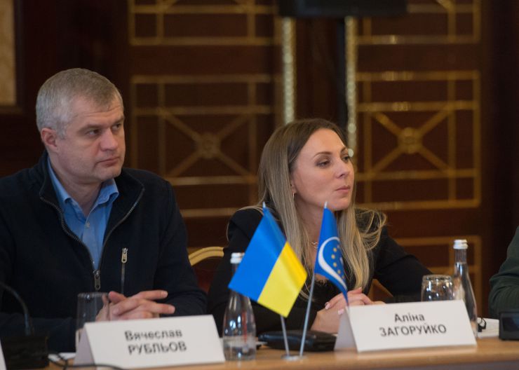 Перший заступник Голови Верховної Ради України Олександр Корнієнко взяв участь у круглому столі «Добре демократичне врядування в Україні: досягнення, виклики та шлях вперед у повоєнний період».
У межах заходу Україна та Рада Європи підписали Спільну декларацію щодо доброго демократичного врядування у частині місцевого самоврядування. «Це визначатиме впровадження наступних етапів реформи децентралізації», - зауважив Олександр Корнієнко.
До заходу також доєдналися народні депутати України: Голова Комітету організації державної влади, місцевого самоврядування, регіонального розвитку та містобудування Олена Шуляк, голова підкомітету з питань адміністративно-територіального устрою Комітету з питань організації державної влади, місцевого самоврядування, регіонального розвитку та містобудування Віталій Безгін, член Комітету з питань організації державної влади, місцевого самоврядування, регіонального розвитку та містобудування Андрій Клочко, голова підкомітету з питань виборів, референдумів та інших форм безпосередньої демократії Комітету з питань організації державної влади, місцевого самоврядування, регіонального розвитку та містобудування Аліна Загоруйко та голова підкомітету з питань адміністративних послуг та адміністративних процедур Комітету з питань організації державної влади, місцевого самоврядування, регіонального розвитку та містобудування Лариса Білозір.
Клаудіа Лучані
