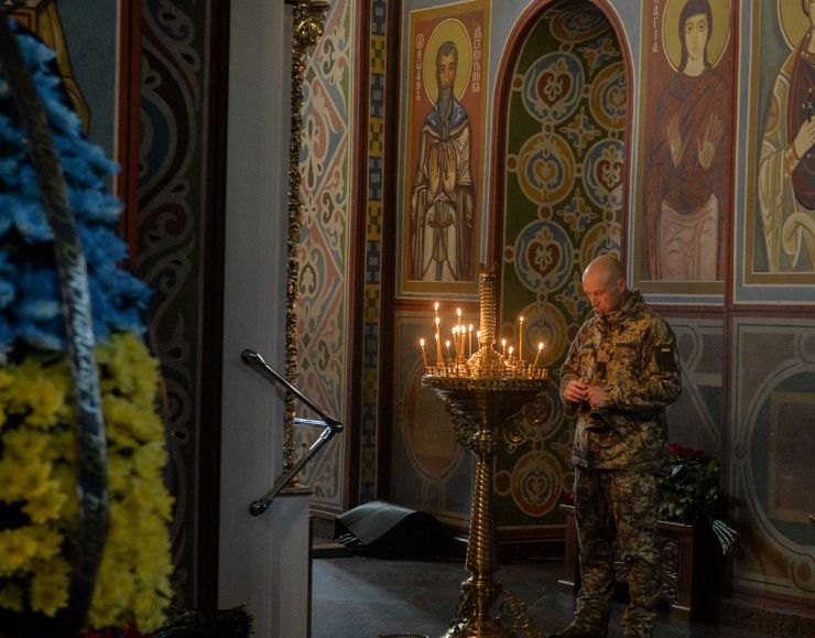 У Києві попрощалися з народним депутатом України 8 скликання, військовим 68 окремої єгерської бригади Олегом Барною. Разом із Барною попрощалися і з його командиром Валерієм Дороховим. У складі штурмової групи Барна та Дорохов загинули під час виконання завдання в Донецькій області.