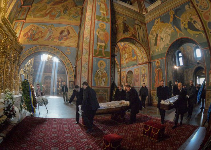 У Києві попрощалися з народним депутатом України 8 скликання, військовим 68 окремої єгерської бригади Олегом Барною. Разом із Барною попрощалися і з його командиром Валерієм Дороховим. У складі штурмової групи Барна та Дорохов загинули під час виконання завдання в Донецькій області.