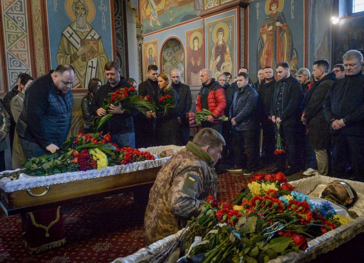 У Києві попрощалися з народним депутатом України 8 скликання, військовим 68 окремої єгерської бригади Олегом Барною. Разом із Барною попрощалися і з його командиром Валерієм Дороховим. У складі штурмової групи Барна та Дорохов загинули під час виконання завдання в Донецькій області.