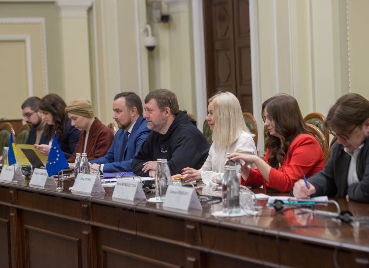 Перший заступник Голови Верховної Ради України Олександр Корнієнко провів робочу зустріч із Керівницею відділу з питань України Європейської служби зовнішньої діяльності Петрою Гомбаловою Кіслінгеровою.
Сторони обговорили нагальні питання взаємодії між Україною та Європейським Союзом.
Насамперед Перший віцеспікер висловив вдячність Раді міністрів закордонних справ, яку очолює Високий представник Євросоюзу Жозеп Боррель, за підтримку та позицію за Україну.
