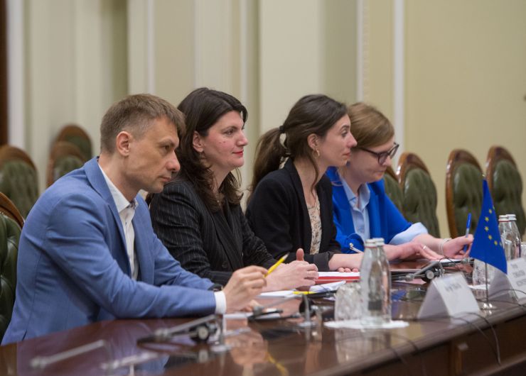 Перший заступник Голови Верховної Ради України Олександр Корнієнко провів робочу зустріч із Керівницею відділу з питань України Європейської служби зовнішньої діяльності Петрою Гомбаловою Кіслінгеровою.
Сторони обговорили нагальні питання взаємодії між Україною та Європейським Союзом.
Насамперед Перший віцеспікер висловив вдячність Раді міністрів закордонних справ, яку очолює Високий представник Євросоюзу Жозеп Боррель, за підтримку та позицію за Україну.
