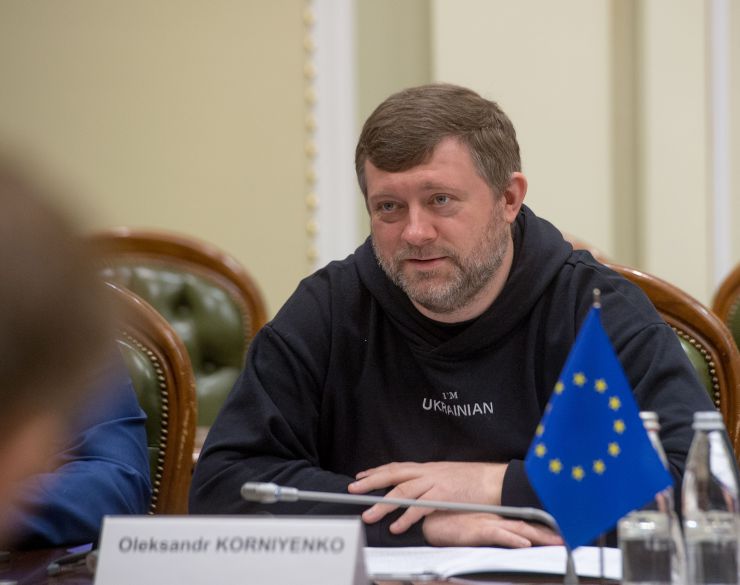 Перший заступник Голови Верховної Ради України Олександр Корнієнко провів робочу зустріч із Керівницею відділу з питань України Європейської служби зовнішньої діяльності Петрою Гомбаловою Кіслінгеровою.
Сторони обговорили нагальні питання взаємодії між Україною та Європейським Союзом.
Насамперед Перший віцеспікер висловив вдячність Раді міністрів закордонних справ, яку очолює Високий представник Євросоюзу Жозеп Боррель, за підтримку та позицію за Україну.
