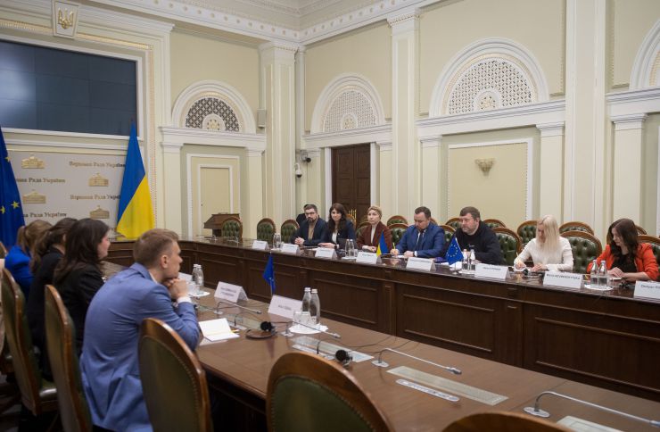 Перший заступник Голови Верховної Ради України Олександр Корнієнко провів робочу зустріч із Керівницею відділу з питань України Європейської служби зовнішньої діяльності Петрою Гомбаловою Кіслінгеровою.
Сторони обговорили нагальні питання взаємодії між Україною та Європейським Союзом.
Насамперед Перший віцеспікер висловив вдячність Раді міністрів закордонних справ, яку очолює Високий представник Євросоюзу Жозеп Боррель, за підтримку та позицію за Україну.

