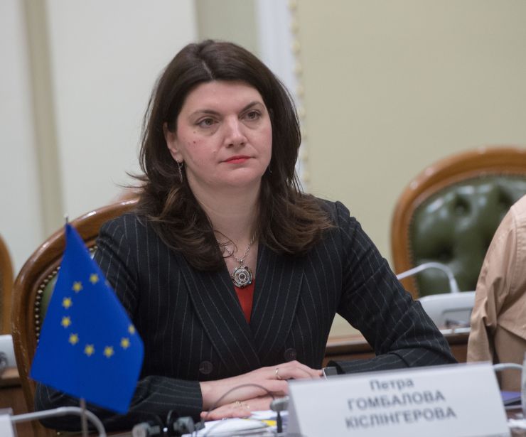 Перший заступник Голови Верховної Ради України Олександр Корнієнко провів робочу зустріч із Керівницею відділу з питань України Європейської служби зовнішньої діяльності Петрою Гомбаловою Кіслінгеровою.
Сторони обговорили нагальні питання взаємодії між Україною та Європейським Союзом.
Насамперед Перший віцеспікер висловив вдячність Раді міністрів закордонних справ, яку очолює Високий представник Євросоюзу Жозеп Боррель, за підтримку та позицію за Україну.
