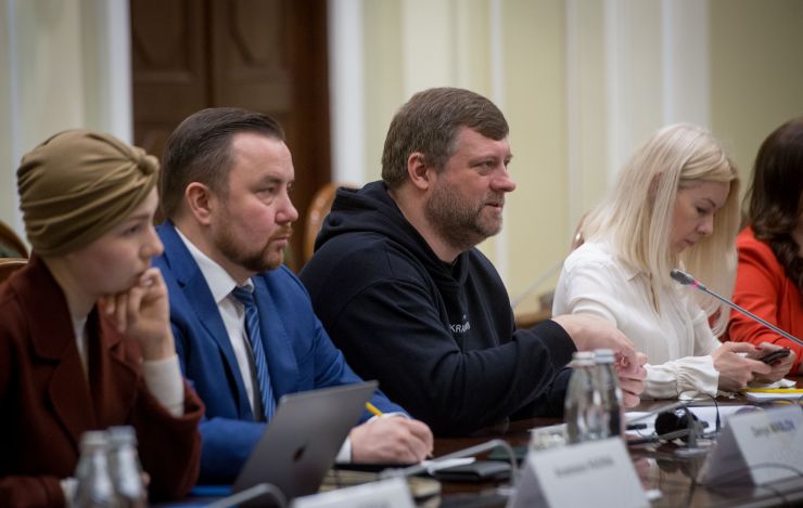 Перший заступник Голови Верховної Ради України Олександр Корнієнко провів робочу зустріч із Керівницею відділу з питань України Європейської служби зовнішньої діяльності Петрою Гомбаловою Кіслінгеровою.
Сторони обговорили нагальні питання взаємодії між Україною та Європейським Союзом.
Насамперед Перший віцеспікер висловив вдячність Раді міністрів закордонних справ, яку очолює Високий представник Євросоюзу Жозеп Боррель, за підтримку та позицію за Україну.
