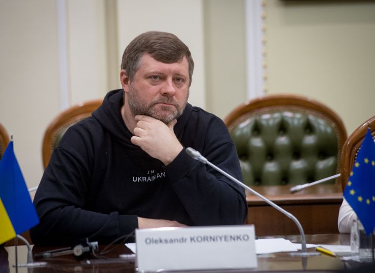 Перший заступник Голови Верховної Ради України Олександр Корнієнко провів робочу зустріч із Керівницею відділу з питань України Європейської служби зовнішньої діяльності Петрою Гомбаловою Кіслінгеровою.
Сторони обговорили нагальні питання взаємодії між Україною та Європейським Союзом.
Насамперед Перший віцеспікер висловив вдячність Раді міністрів закордонних справ, яку очолює Високий представник Євросоюзу Жозеп Боррель, за підтримку та позицію за Україну.
