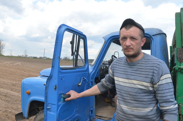 Посівна у смт Ворзель Бучанського району Київської обл.

Cівба після снарядів 
В Україні нинішня посівна ускладнена тим, що майже півмільйона гектарів сільгоспугідь начинені мінами та осколками ворожих снарядів. Землю потрібно якнайшвидше розмінувати фахівцям, щоб аграрії могли спокійно і вчасно засіяти лани. Сільгоспвиробники також мають значні фінансові складнощі. Навіть зараз, у розпал весняно-польових робіт, ризики залишаються високими, адже повномасштабна війна триває…
Та Україна буде з хлібом. У цьому переконані в навчально-дослідному господарстві «Ворзель» Національного університету біоресурсів і природокористування (НУБіП) України. 
Поля навчально-дослідного господарства «Ворзель», що працює на Київщині, були всіяні мінами та осколками ракет російських окупантів. Та аграрії розуміють важливість надійного тилу для захисників батьківщини. Вважають свою справу – другим фронтом у боротьбі з ворогом. Тож після розмінування розпочали сівбу.
Водій Дмитро Ковальчук
