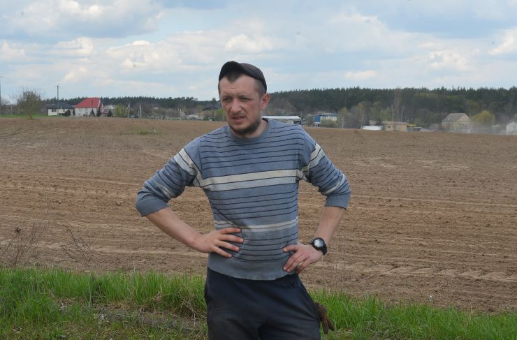 Посівна у смт Ворзель Бучанського району Київської обл.

Cівба після снарядів 
В Україні нинішня посівна ускладнена тим, що майже півмільйона гектарів сільгоспугідь начинені мінами та осколками ворожих снарядів. Землю потрібно якнайшвидше розмінувати фахівцям, щоб аграрії могли спокійно і вчасно засіяти лани. Сільгоспвиробники також мають значні фінансові складнощі. Навіть зараз, у розпал весняно-польових робіт, ризики залишаються високими, адже повномасштабна війна триває…
Та Україна буде з хлібом. У цьому переконані в навчально-дослідному господарстві «Ворзель» Національного університету біоресурсів і природокористування (НУБіП) України. 
Поля навчально-дослідного господарства «Ворзель», що працює на Київщині, були всіяні мінами та осколками ракет російських окупантів. Та аграрії розуміють важливість надійного тилу для захисників батьківщини. Вважають свою справу – другим фронтом у боротьбі з ворогом. Тож після розмінування розпочали сівбу.
Водій Дмитро Ковальчук

