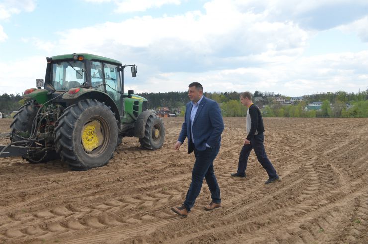 Посівна у смт Ворзель Бучанського району Київської обл.

Cівба після снарядів 
В Україні нинішня посівна ускладнена тим, що майже півмільйона гектарів сільгоспугідь начинені мінами та осколками ворожих снарядів. Землю потрібно якнайшвидше розмінувати фахівцям, щоб аграрії могли спокійно і вчасно засіяти лани. Сільгоспвиробники також мають значні фінансові складнощі. Навіть зараз, у розпал весняно-польових робіт, ризики залишаються високими, адже повномасштабна війна триває…
Та Україна буде з хлібом. У цьому переконані в навчально-дослідному господарстві «Ворзель» Національного університету біоресурсів і природокористування (НУБіП) України. 
Поля навчально-дослідного господарства «Ворзель», що працює на Київщині, були всіяні мінами та осколками ракет російських окупантів. Та аграрії розуміють важливість надійного тилу для захисників батьківщини. Вважають свою справу – другим фронтом у боротьбі з ворогом. Тож після розмінування розпочали сівбу.
