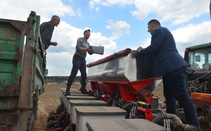 Посівна у смт Ворзель Бучанського району Київської обл.

Cівба після снарядів 
В Україні нинішня посівна ускладнена тим, що майже півмільйона гектарів сільгоспугідь начинені мінами та осколками ворожих снарядів. Землю потрібно якнайшвидше розмінувати фахівцям, щоб аграрії могли спокійно і вчасно засіяти лани. Сільгоспвиробники також мають значні фінансові складнощі. Навіть зараз, у розпал весняно-польових робіт, ризики залишаються високими, адже повномасштабна війна триває…
Та Україна буде з хлібом. У цьому переконані в навчально-дослідному господарстві «Ворзель» Національного університету біоресурсів і природокористування (НУБіП) України. 
Поля навчально-дослідного господарства «Ворзель», що працює на Київщині, були всіяні мінами та осколками ракет російських окупантів. Та аграрії розуміють важливість надійного тилу для захисників батьківщини. Вважають свою справу – другим фронтом у боротьбі з ворогом. Тож після розмінування розпочали сівбу.

