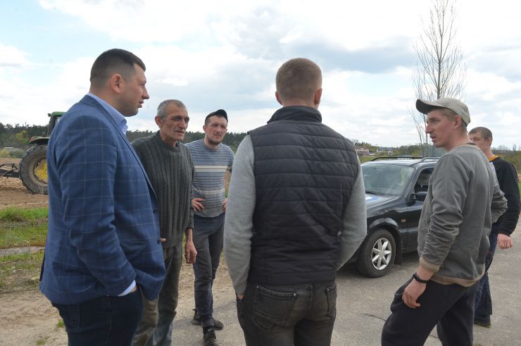 Посівна у смт Ворзель Бучанського району Київської обл.

Cівба після снарядів 
В Україні нинішня посівна ускладнена тим, що майже півмільйона гектарів сільгоспугідь начинені мінами та осколками ворожих снарядів. Землю потрібно якнайшвидше розмінувати фахівцям, щоб аграрії могли спокійно і вчасно засіяти лани. Сільгоспвиробники також мають значні фінансові складнощі. Навіть зараз, у розпал весняно-польових робіт, ризики залишаються високими, адже повномасштабна війна триває…
Та Україна буде з хлібом. У цьому переконані в навчально-дослідному господарстві «Ворзель» Національного університету біоресурсів і природокористування (НУБіП) України. 
Поля навчально-дослідного господарства «Ворзель», що працює на Київщині, були всіяні мінами та осколками ракет російських окупантів. Та аграрії розуміють важливість надійного тилу для захисників батьківщини. Вважають свою справу – другим фронтом у боротьбі з ворогом. Тож після розмінування розпочали сівбу.
