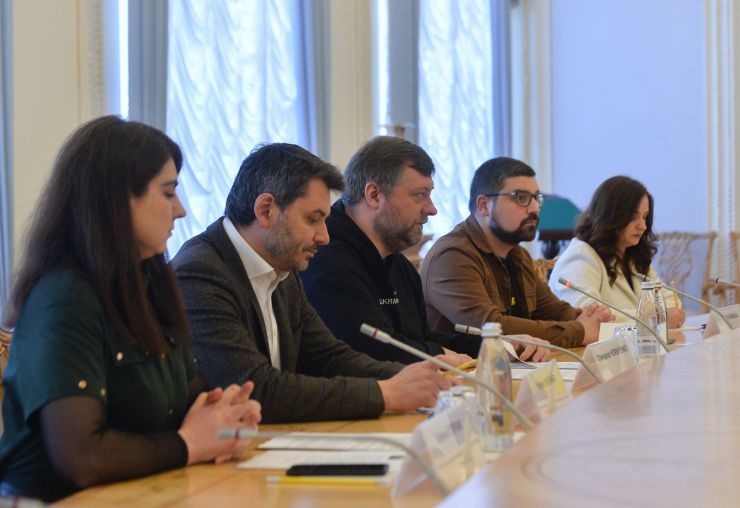 Перший заступник Голови Верховної Ради України Олександр Корнієнко провів робочу зустріч із депутатом Парламенту Норвегії, Головою Комітету з питань регламенту та захисту Конституції Стортингу Норвегії Петером Фрьоліхом.
Насамперед Олександр Корнієнко подякував за надважливу підтримку й допомогу з боку Норвегії. Сторони також обговорили важливі кроки на шляху до перемоги та поточну ситуацію в Україні.
У зустрічі також взяв участь заступник Голови Комітету Верховної Ради України з питань національної безпеки, оборони та розвідки Єгор Чернєв.
