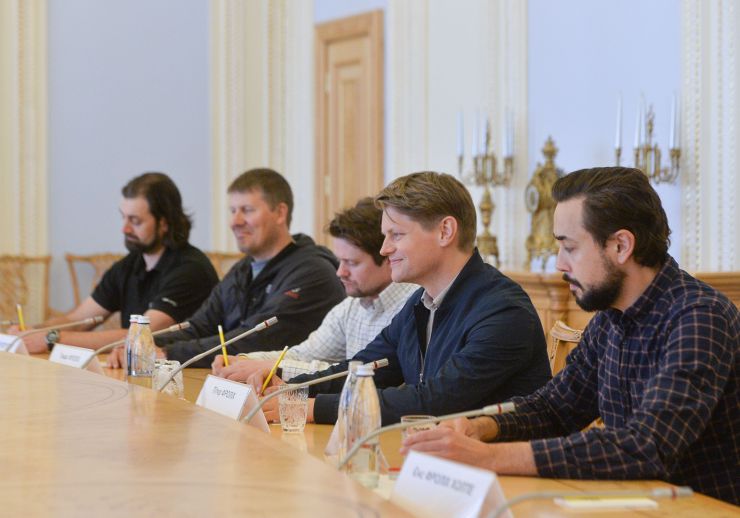 Перший заступник Голови Верховної Ради України Олександр Корнієнко провів робочу зустріч із депутатом Парламенту Норвегії, Головою Комітету з питань регламенту та захисту Конституції Стортингу Норвегії Петером Фрьоліхом.
Насамперед Олександр Корнієнко подякував за надважливу підтримку й допомогу з боку Норвегії. Сторони також обговорили важливі кроки на шляху до перемоги та поточну ситуацію в Україні.
У зустрічі також взяв участь заступник Голови Комітету Верховної Ради України з питань національної безпеки, оборони та розвідки Єгор Чернєв.
