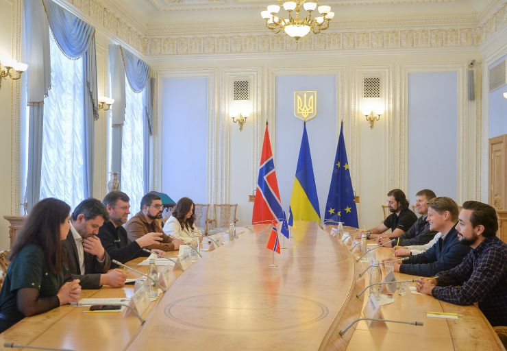 Перший заступник Голови Верховної Ради України Олександр Корнієнко провів робочу зустріч із депутатом Парламенту Норвегії, Головою Комітету з питань регламенту та захисту Конституції Стортингу Норвегії Петером Фрьоліхом.
Насамперед Олександр Корнієнко подякував за надважливу підтримку й допомогу з боку Норвегії. Сторони також обговорили важливі кроки на шляху до перемоги та поточну ситуацію в Україні.
У зустрічі також взяв участь заступник Голови Комітету Верховної Ради України з питань національної безпеки, оборони та розвідки Єгор Чернєв.
