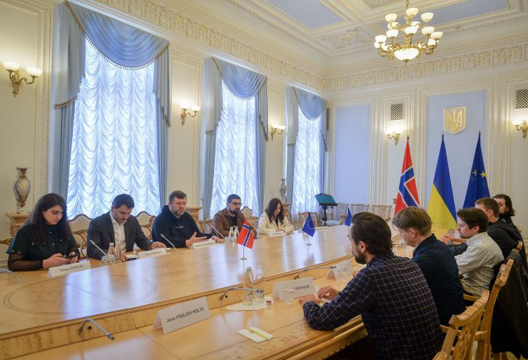 Перший заступник Голови Верховної Ради України Олександр Корнієнко провів робочу зустріч із депутатом Парламенту Норвегії, Головою Комітету з питань регламенту та захисту Конституції Стортингу Норвегії Петером Фрьоліхом.
Насамперед Олександр Корнієнко подякував за надважливу підтримку й допомогу з боку Норвегії. Сторони також обговорили важливі кроки на шляху до перемоги та поточну ситуацію в Україні.
У зустрічі також взяв участь заступник Голови Комітету Верховної Ради України з питань національної безпеки, оборони та розвідки Єгор Чернєв.
