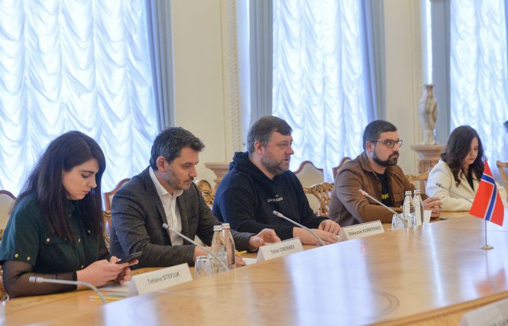 Перший заступник Голови Верховної Ради України Олександр Корнієнко провів робочу зустріч із депутатом Парламенту Норвегії, Головою Комітету з питань регламенту та захисту Конституції Стортингу Норвегії Петером Фрьоліхом.
Насамперед Олександр Корнієнко подякував за надважливу підтримку й допомогу з боку Норвегії. Сторони також обговорили важливі кроки на шляху до перемоги та поточну ситуацію в Україні.
У зустрічі також взяв участь заступник Голови Комітету Верховної Ради України з питань національної безпеки, оборони та розвідки Єгор Чернєв.
