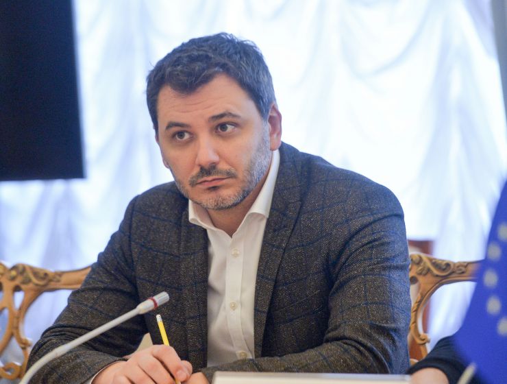 Перший заступник Голови Верховної Ради України Олександр Корнієнко провів робочу зустріч із депутатом Парламенту Норвегії, Головою Комітету з питань регламенту та захисту Конституції Стортингу Норвегії Петером Фрьоліхом.
Насамперед Олександр Корнієнко подякував за надважливу підтримку й допомогу з боку Норвегії. Сторони також обговорили важливі кроки на шляху до перемоги та поточну ситуацію в Україні.
У зустрічі також взяв участь заступник Голови Комітету Верховної Ради України з питань національної безпеки, оборони та розвідки Єгор Чернєв.

